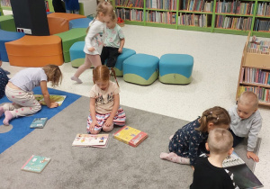 Zabawa na dywanie w bibliotece.