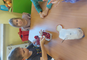 Dzieci robią przetwory z malin.