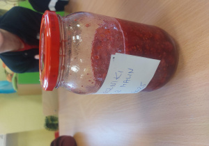 Słoik z sokiem malinowym.