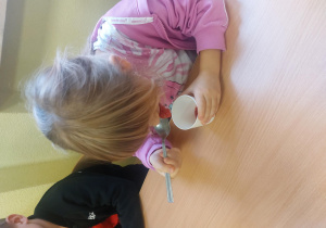 Dziewczynka próbuje soku z malin.