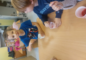 Chłopiec uśmiecha się.