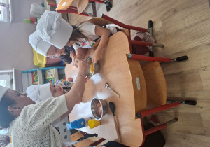 dzieci mieszają składniki