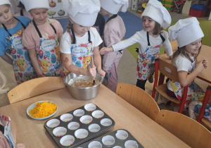 dziewczynka miesza składniki