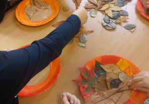 Dzieci robią witraż z liści