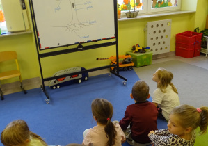 Dzieci poznają budowę drzewa