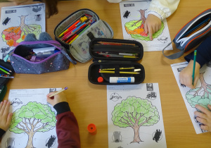 Dzieci kolorują drzewa