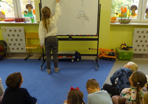 Dziewczynka pisze na tablicy