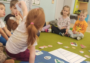 Dzieci poznają piramidę żywienia