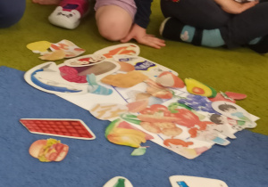 Dzieci tworzą piramidę żywienia