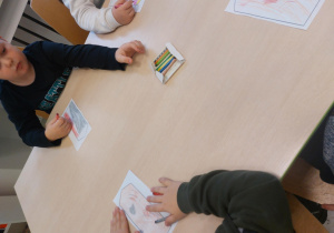 Dzieci tworzą własne zakładki do książki