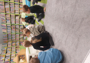 Dzieci oglądają teatrzyk