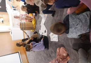 Dzieci podczas zajęć w Muzeum POLIN