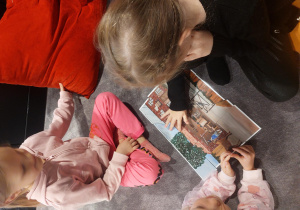 Dzieci układają puzzle