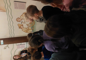 Dzieci oglądają wystawę w muzeum