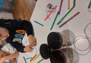 Dzieci tworzą biżuterię