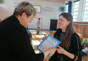 Wychowawczyni przyjmuje dyplom