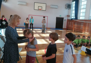 Dzieci dostają medale