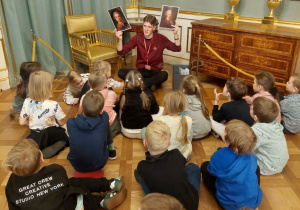 Słoneczniki w sali zamkowej