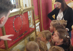 Dzieci oglądają królewskie berło