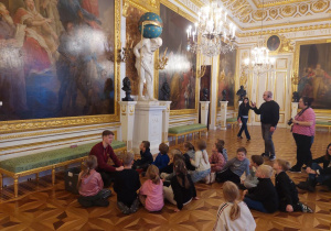 Dzieci w sali zamkowej