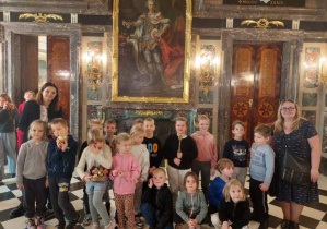 Grupa Słoneczniki pozuje z insygniami władzy