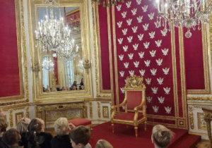 Dzieci w sali tronowej