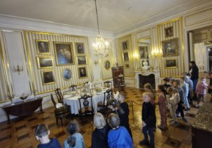 Dzieci w pokojach królewskich