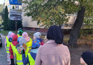 dzieci patrzą na znaki