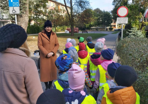 dzieci patrzą na znaki