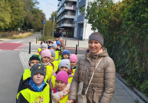 dzieci stoją na chodniku