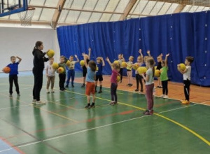 Słoneczniki na zajęciach z koszykówki