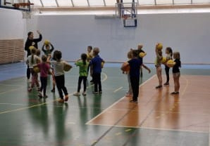 trenerka tłumaczy dzieciom zasady