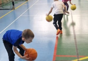 dzieci kozłują piłkę