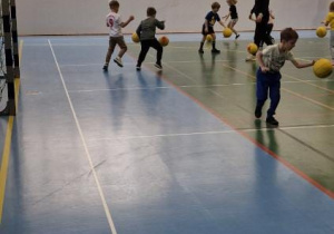 dzieci biegają z piłkami