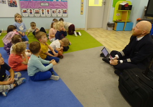 Dzieci witają się z pilotem