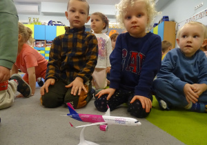 Dzieci z modelem samolotu