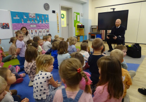 Dzieci słuchają o pracy pilota