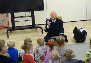 Dzieci dowiadują się jak zbudowany jest samolot