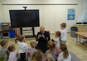 Dzieci oglądają słuchawki pilota