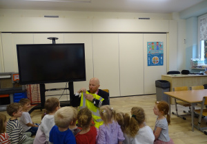 Dzieci oglądają kamizelkę odblaskową