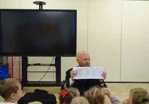 Dzieci zapoznają się z książeczką pilota