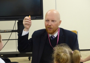 Pilot pokazuje stopery do uszu