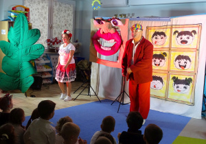 Dzieci oglądają przedstawienie