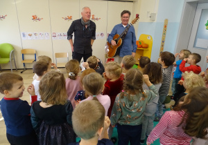 Dzieci witają się z Guciem i Dudusiem