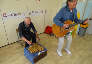 panowie grają na gitarze i marimbie