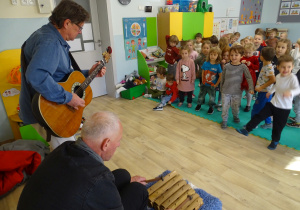Dzieci tańczą do muzyki granej na marimbie