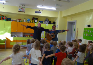 Dzieci wykonują ćwiczenia