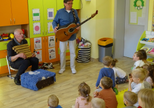 Dzieci ogladają instument marimba