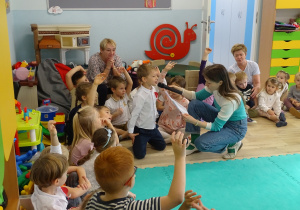 Dzieci mówią do mikrofonu