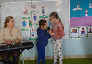 Dwie dziewczynki śpiewają do mikrofonu